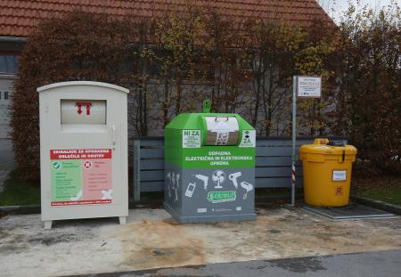 ZBIRALNIK ZA UPORABNA OBLAČILA IN OBUTEV UNEC 02 FOTO LJUBO VUKELIČ